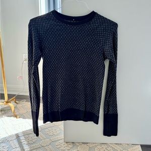 Lululemon long sleeve shirt. Black with black/grey diamond pattern. Size 6.